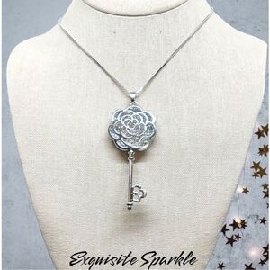 Sparkling  Vintage Style Floral Key pendant Necklace Sweater chain